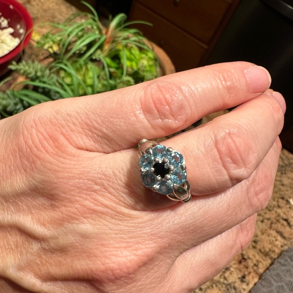 Sterling Silver flower ring - Picture 10 of 17